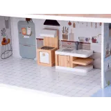 elementy zestawu: stoły, krzesła, telewizor, barierki