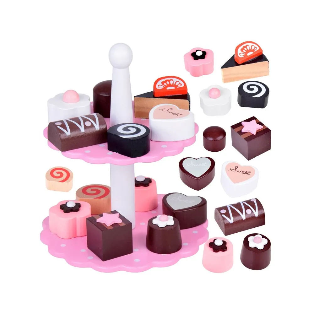 Drewniana patera z kolorowymi ciasteczkami ustawiona na stole