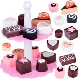 Drewniana patera z kolorowymi ciasteczkami ustawiona na stole