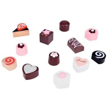 Komplet ciasteczek ułożony na drewnianej paterze