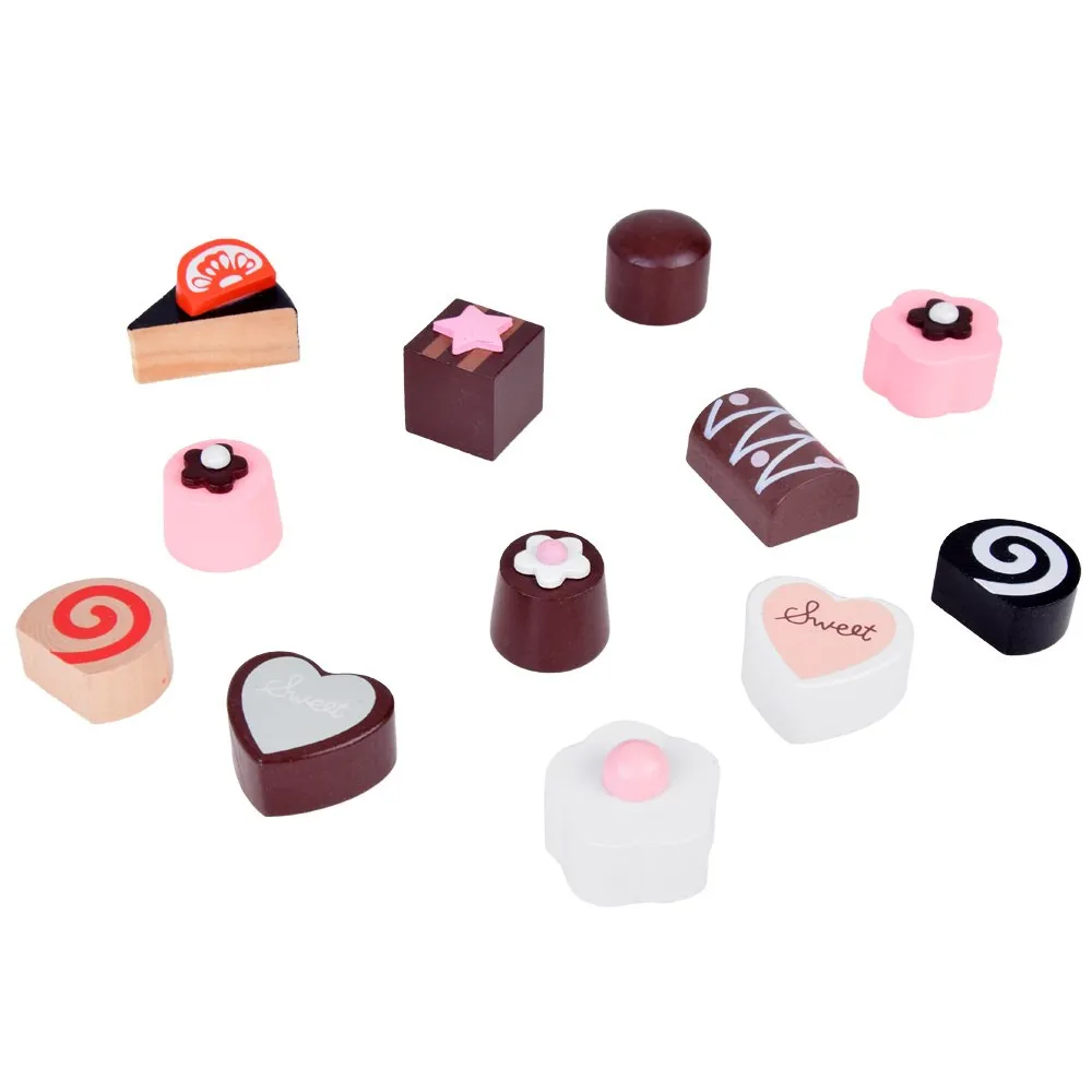 Komplet ciasteczek ułożony na drewnianej paterze