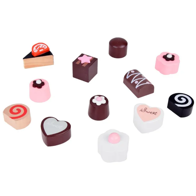 Komplet ciasteczek ułożony na drewnianej paterze