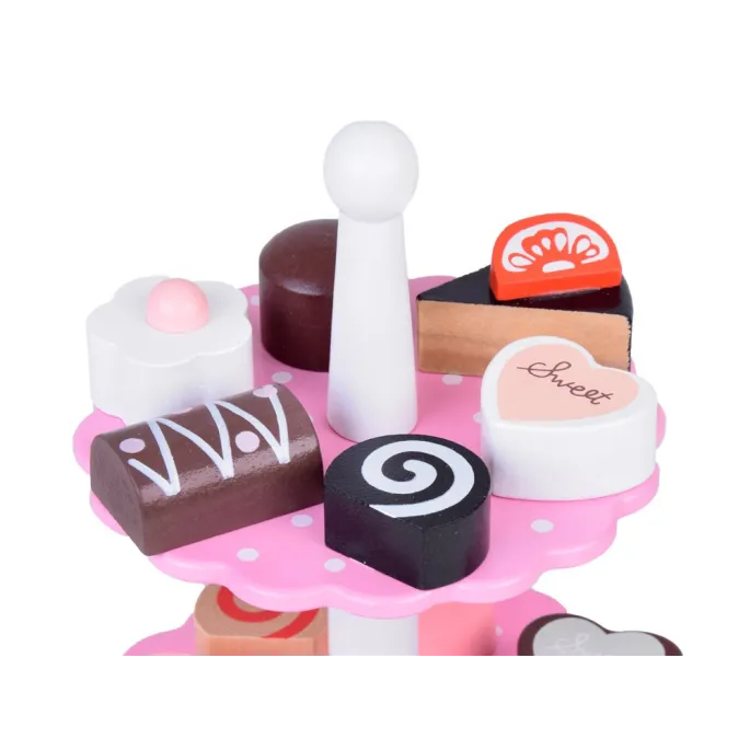 Patera z różnorodnymi drewnianymi słodkościami