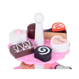 Patera z różnorodnymi drewnianymi słodkościami