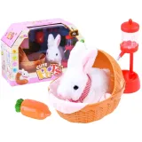 biały interaktywny królik pluszowy w koszyczku z akcesoriami
