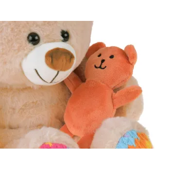 detal kolorowych wstawek na uszach pluszowego misia