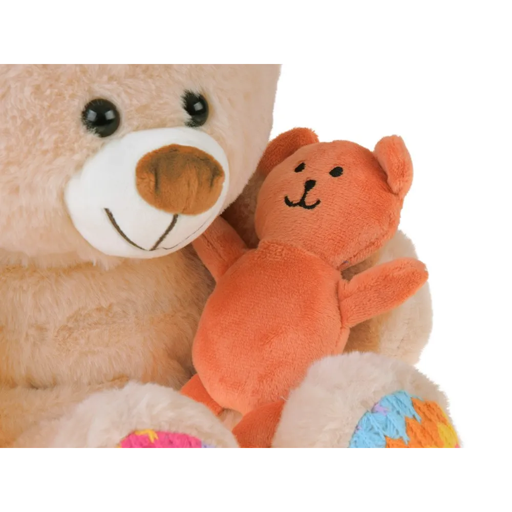 detal kolorowych wstawek na uszach pluszowego misia