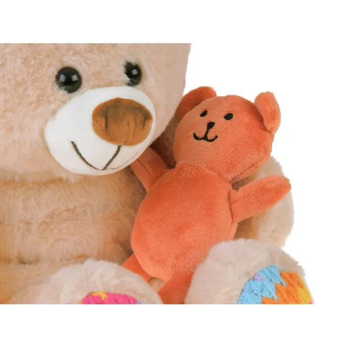 detal kolorowych wstawek na uszach pluszowego misia