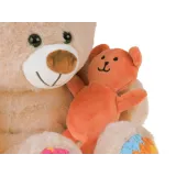 detal kolorowych wstawek na uszach pluszowego misia