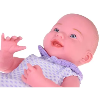 dłonie lalki z widocznymi szczegółami gumowego materiału