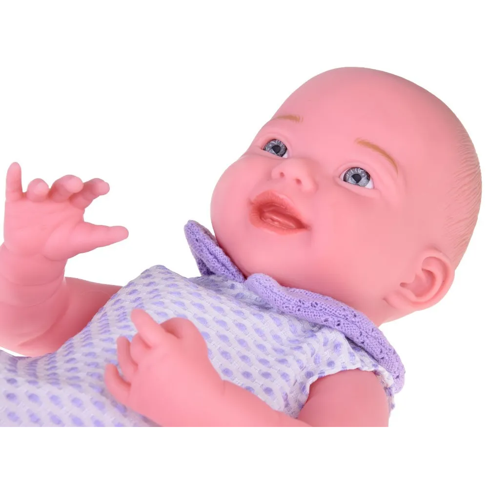 dłonie lalki z widocznymi szczegółami gumowego materiału