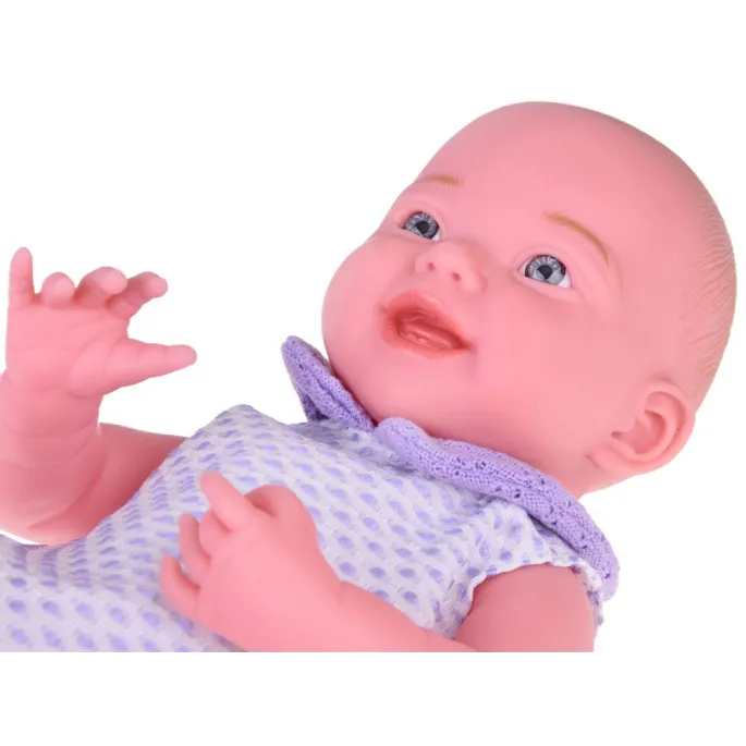 dłonie lalki z widocznymi szczegółami gumowego materiału