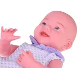 dłonie lalki z widocznymi szczegółami gumowego materiału