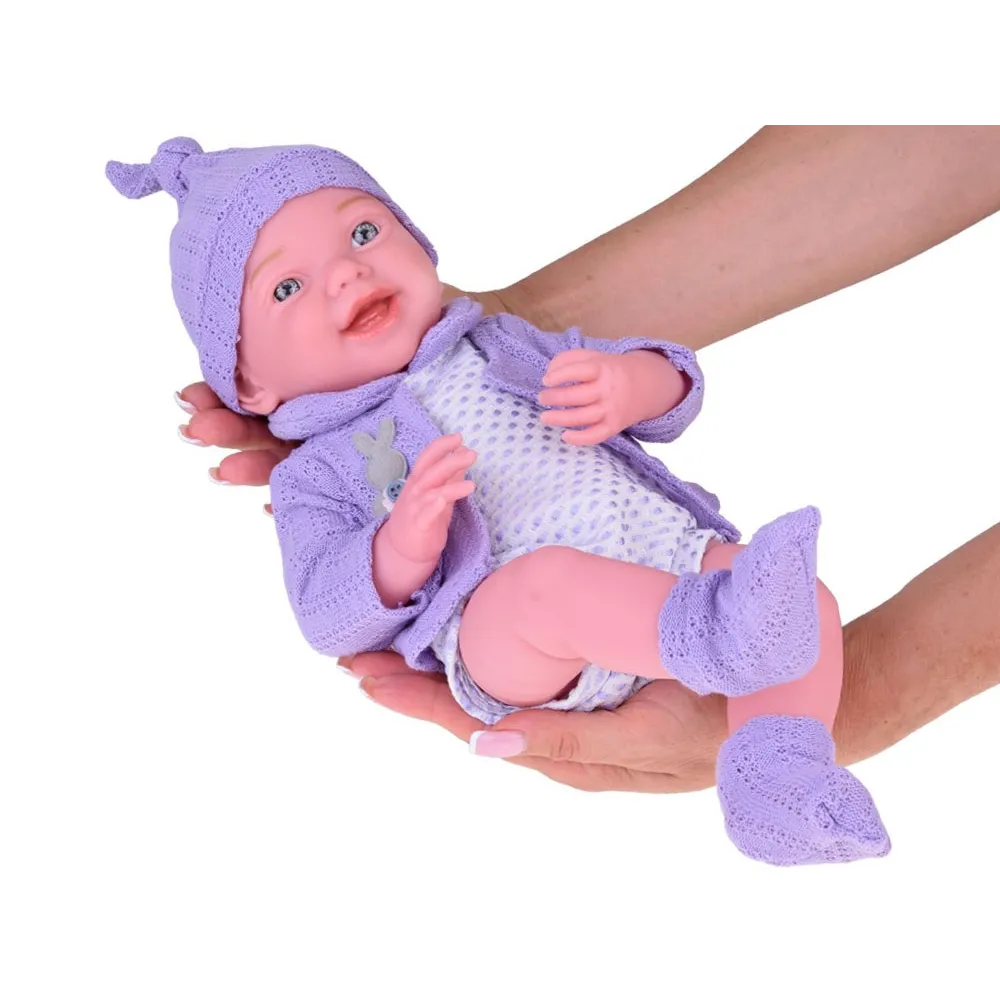 widok profilu lalki z delikatnym uśmiechem