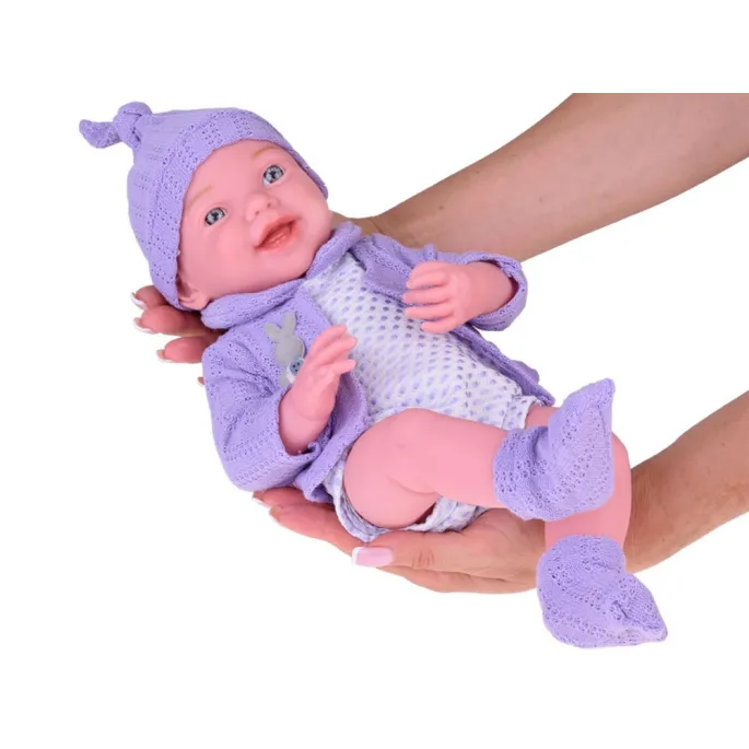 widok profilu lalki z delikatnym uśmiechem