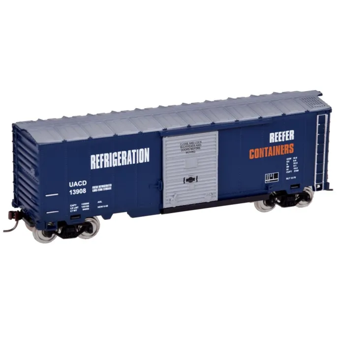 model wagonu towarowego z otwartymi przesuwnymi drzwiami