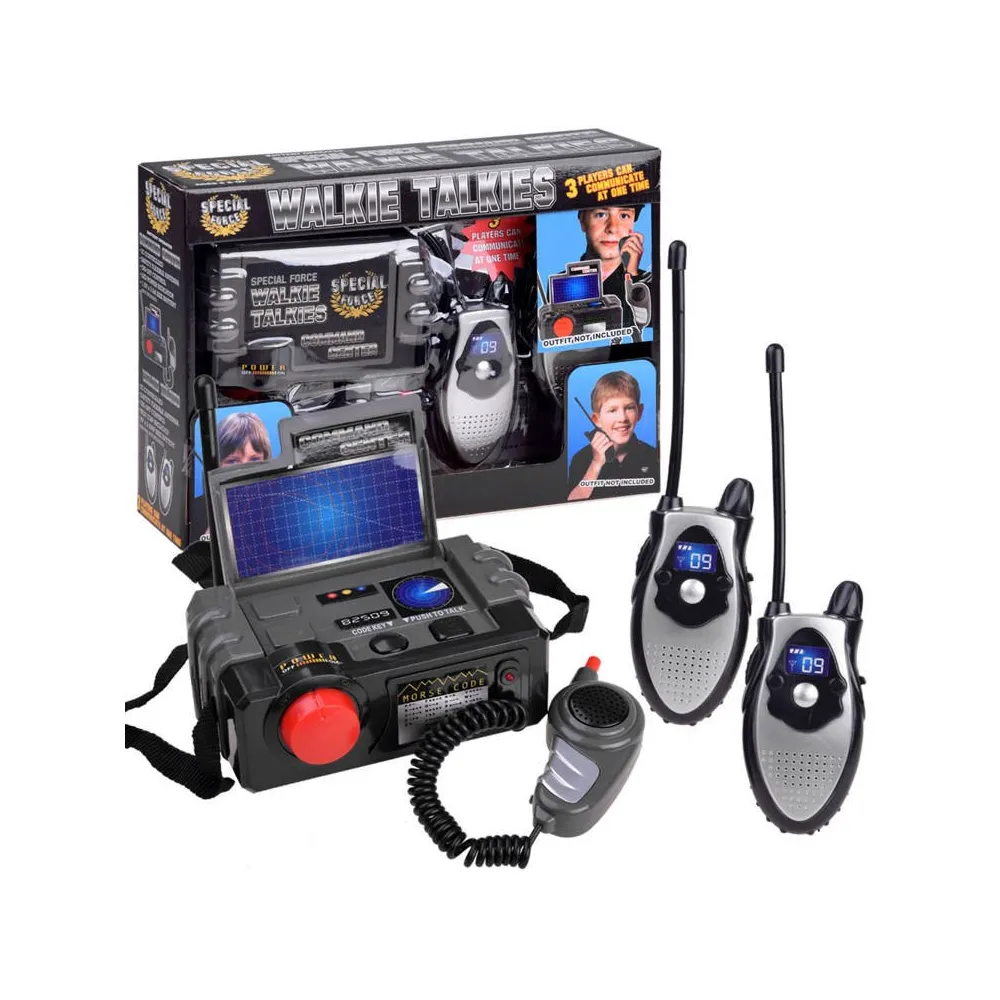 walkie talkie z centralą i dwoma radiotelefonami na białym tle