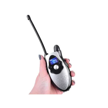 widok dwóch radiotelefonów obok centrali i pudełka