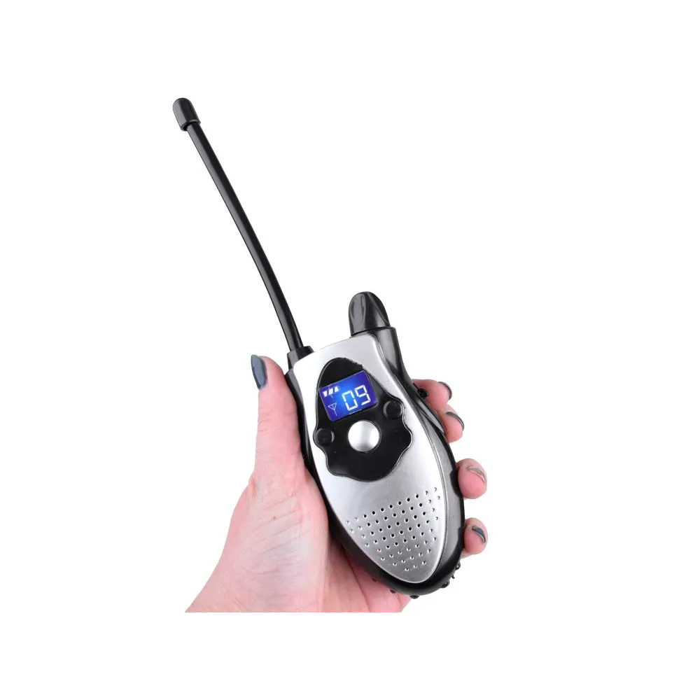 widok dwóch radiotelefonów obok centrali i pudełka