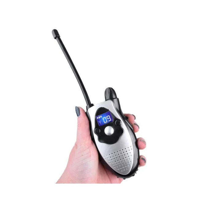 widok dwóch radiotelefonów obok centrali i pudełka