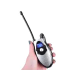 widok dwóch radiotelefonów obok centrali i pudełka