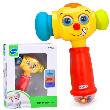 interaktywna zabawka młoteczek z kolorową rączką i główką