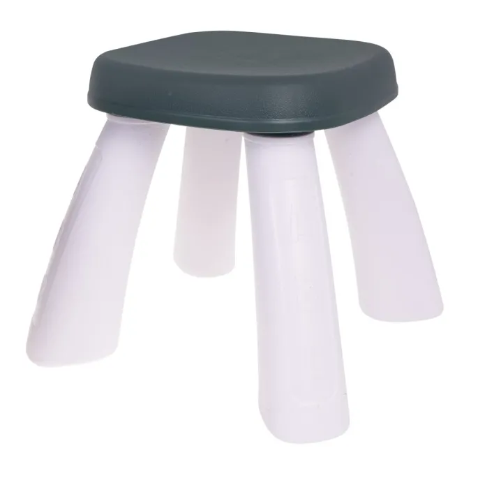 tablica kredowa z pojemnikiem na kredę i gąbkę podczas użytkowania