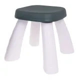 tablica kredowa z pojemnikiem na kredę i gąbkę podczas użytkowania