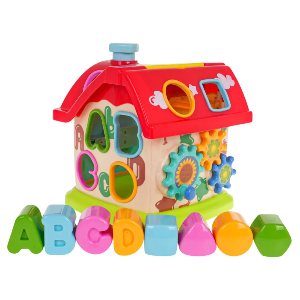 Zbliżenie na ścianę domku z kołami zębatymi i korbką