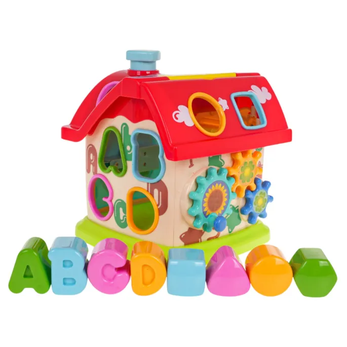 Zbliżenie na ścianę domku z kołami zębatymi i korbką