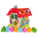 Zbliżenie na ścianę domku z kołami zębatymi i korbką