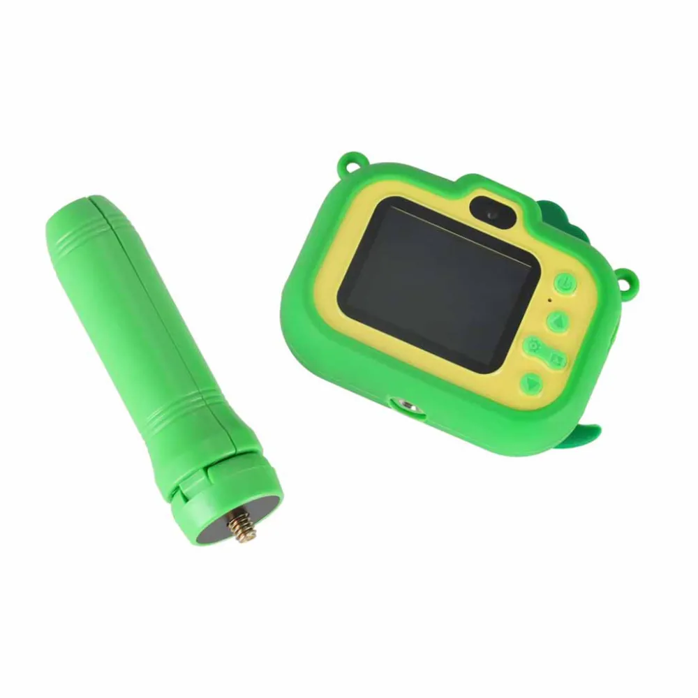 cały zestaw: aparat, pasek, statyw i kabel ładowania na białym tle