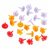 elementy dekoracyjne – drzewka, motylki i małe zwierzątka przy torze