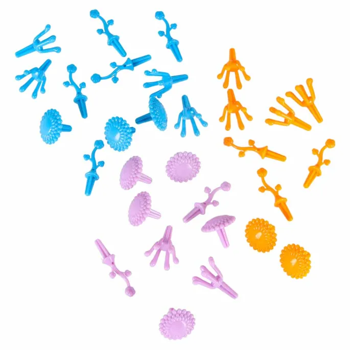 ręce dziecka montujące kolorowe klocki toru wyścigowego