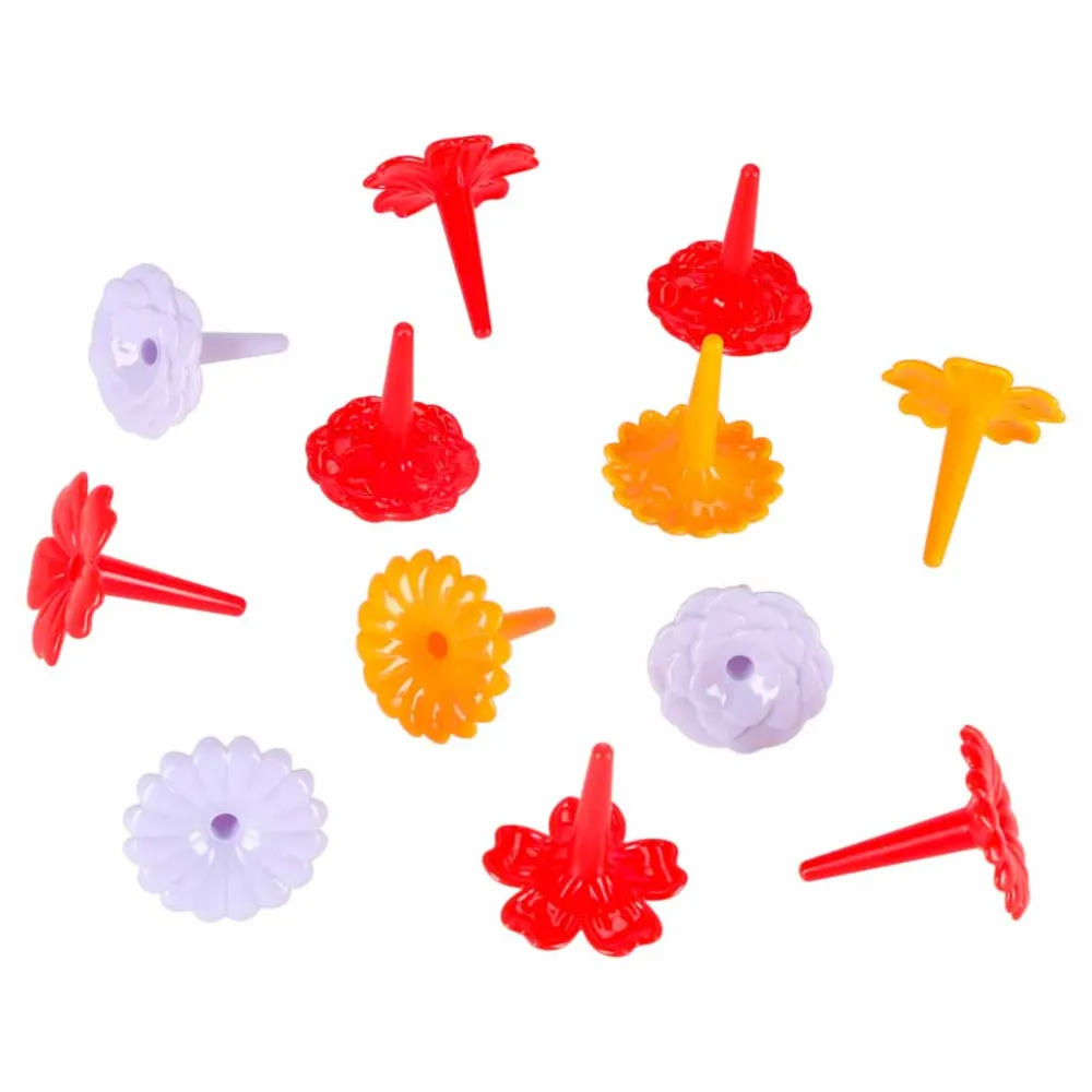 elementy terenu jak głazy i nasypy ziemne przy torze