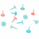 figurka motylka i małe zwierzątka umieszczone przy torze