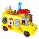 narzędzia śrubokręty i młotek w zestawie autobusowym