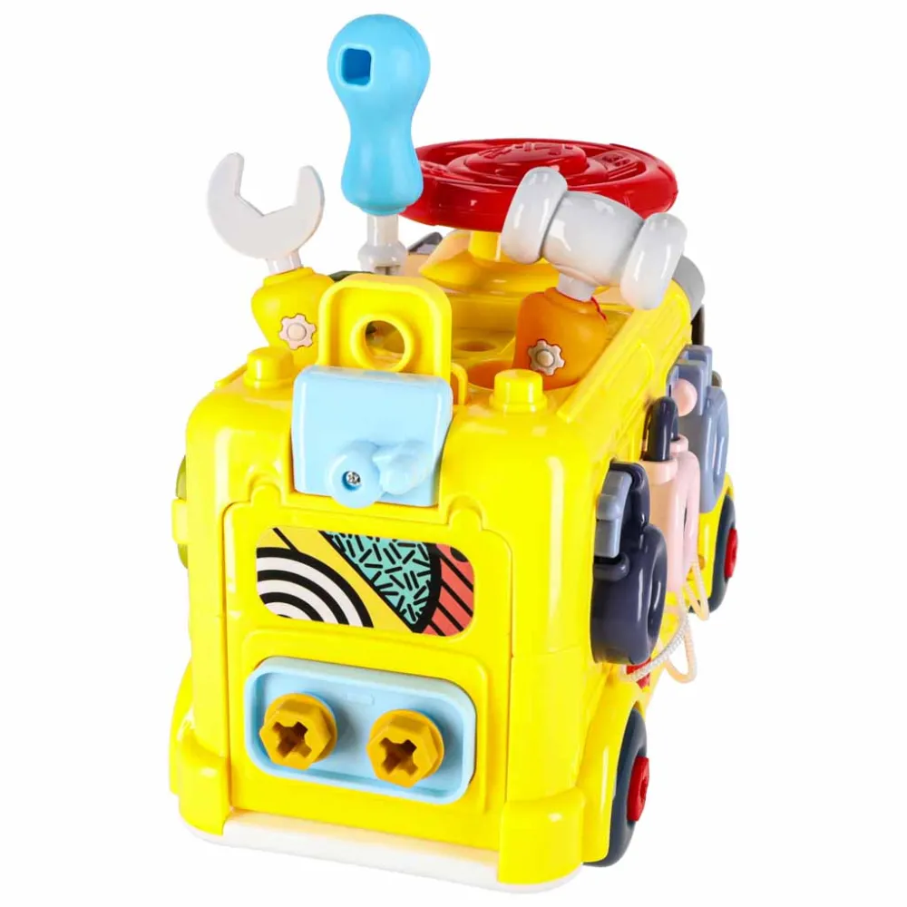 figurka kierowcy w żółtym autobusie edukacyjnym