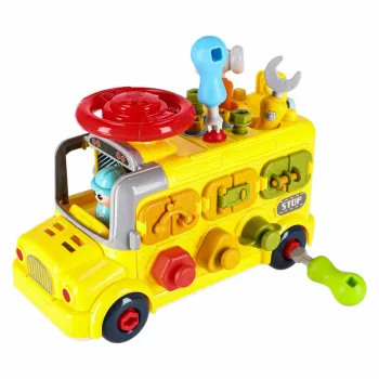 otwarte tylne drzwiczki prezentujące wnętrze pojazdu