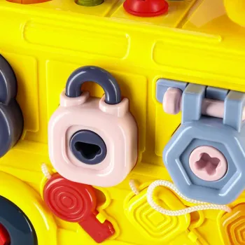 obrotowa kierownica i klakson w wnętrzu autobusu