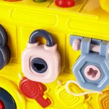 obrotowa kierownica i klakson w wnętrzu autobusu