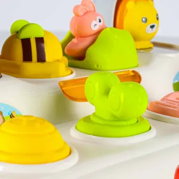 Widok zabawki od góry przedstawiający układ przycisków