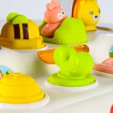 Widok zabawki od góry przedstawiający układ przycisków