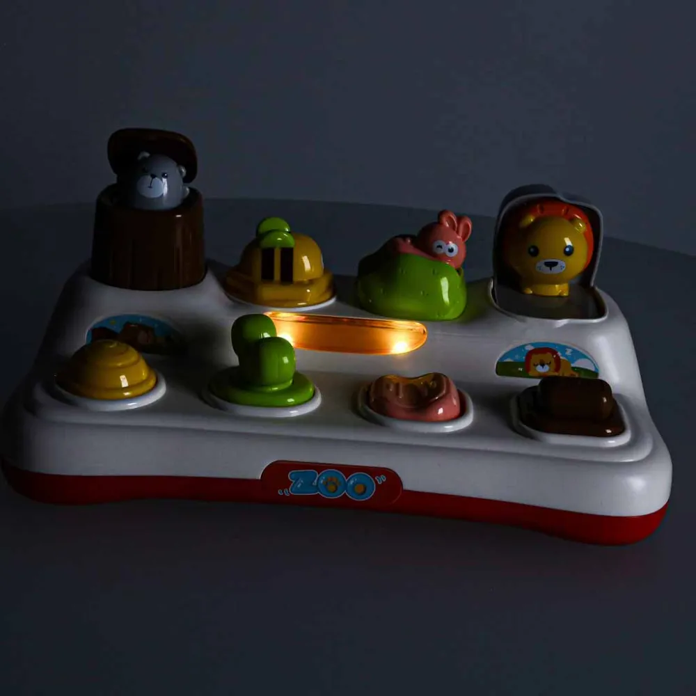 Gra zręcznościowa z otwartymi okienkami i wyskakującymi figurkami