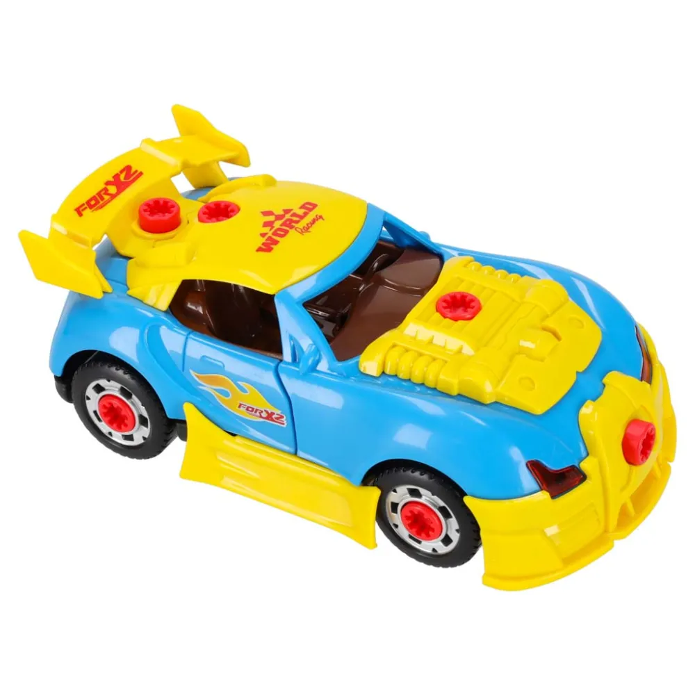 auto z zamontowanym spoilerem i maską