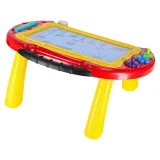 czerwony stolik do rysowania z turkusowym rysikiem