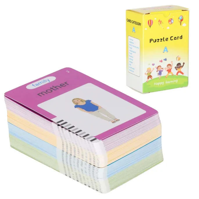 ekspozycja całego zestawu: czytnik, karty, znikopis oraz rysik na jasnym tle