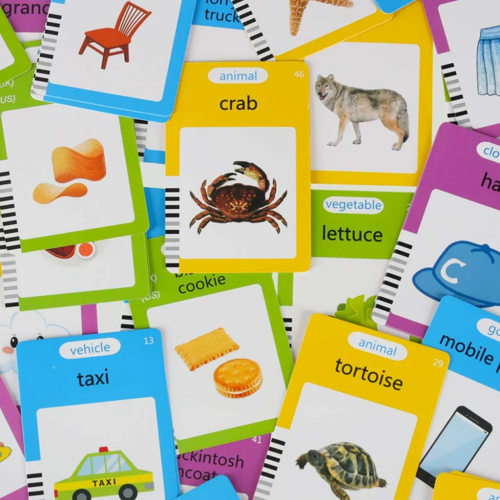 przykładowa scena użycia: dziecko rysuje wyraz na tablecie ze znikopisem