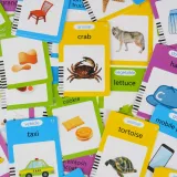 przykładowa scena użycia: dziecko rysuje wyraz na tablecie ze znikopisem