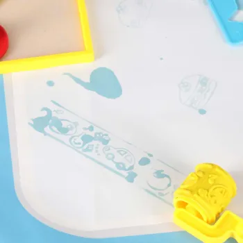 Akcesoria – niebrudzące pisaki wodne ułożone przy macie